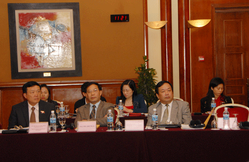 Phó giáo sư, Tiến sỹ Nguyễn Hòa Bình, Viện trưởng VKSND tối cao và các đại biểu dự Hội thảo