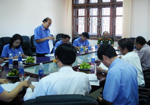Đồng chí Hoàng Trọng Khảm – Viện trưởng Viện KSND Thừa Thiên Huế trình bày báo cáo sơ kết tại Hội Nghị