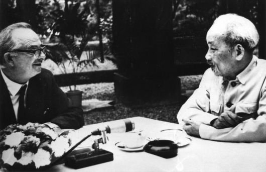 Nhà báo Wilfred Burchett và Chủ tịch Hồ Chí Minh