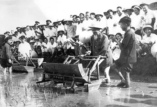Theo Hồ Chí Minh thì cán bộ là công bộc, là đầy tớ trung thành của nhân dân
