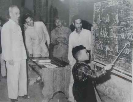Chủ tịch thăm lớp vỡ lòng Trường cấp I Dân lập phố Hàng Than, Hà Nội, 31-12-1958