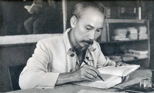 Chủ tịch Hồ Chí Minh trong phòng làm việc của Người ở chiến khu Việt Bắc - Ảnh tư liệu