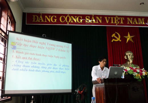 Đồng chí Lê Hữu Hùng - Phó Bí thư thường trực Đảng uỷ Khối các cơ quan tỉnh trình bày Nghị quyết Trung ương 5