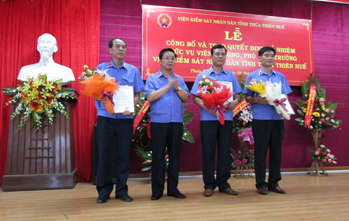 Đ/c Hoàng Nghĩa Mai, Phó Viện trưởng thường trực VKSNDTC trao quyết định và tặng hoa chúc mừng các đồng chí Viện trưởng và Phó Viện trưởng VKSND tỉnh Thừa Thiên Huế mới được bổ nhiệm