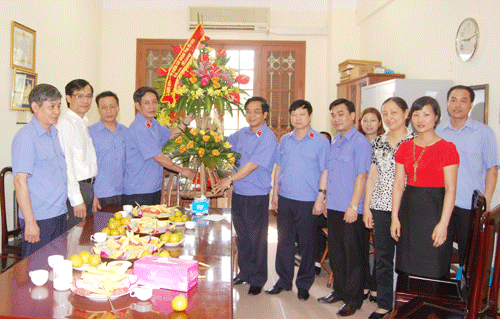 Phó Viện trưởng Thường trực VKSND tối cao Hoàng Nghĩa Mai chúc mừng Cục Thống kê tội phạm nhân Ngày Thống kê Việt Nam (6-5)