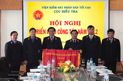 Phó Viện trưởng thường trực VKSNDTC Hoàng Nghĩa Mai trao Cờ thi đua của Chính phủ năm 2011 cho Cục điều tra Viện kiểm sát nhân dân tối cao