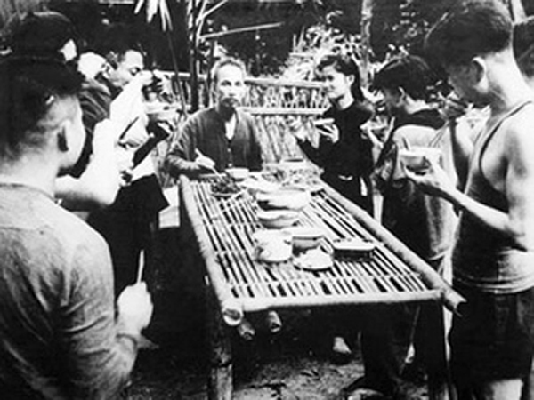 Bữa cơm của Bác ở Chiến khu Việt Bắc. Ảnh tư liệu