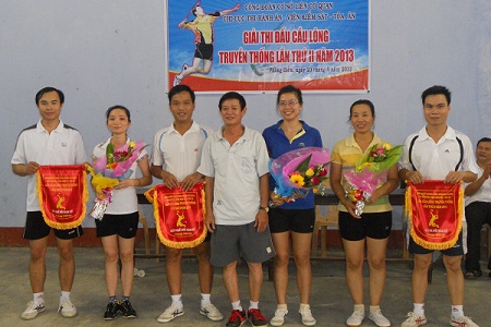 Viện kiểm sát nhân dân huyện Phong Điền nhận giải nhất đôi nam nữ cầu lông