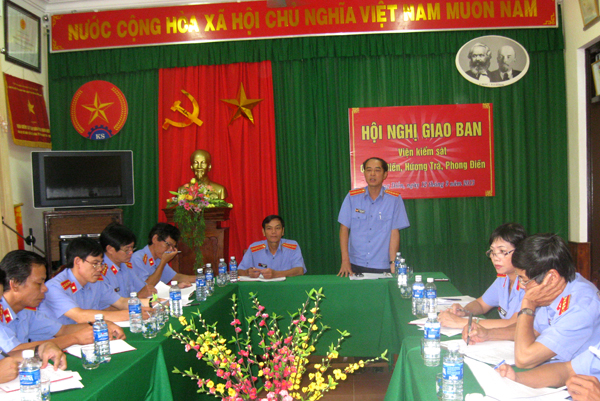 Đồng chí Lại Đình Hùng - Phó Viện trưởng VKSND  tỉnh Thừa Thiên Huế phát biểu chỉ  đạo Hội nghị