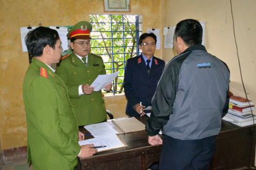 Cơ quan cảnh sát điều tra Công an huyện Phú Lộc đọc lệnh bắt tạm giam ông Huỳnh Uýnh