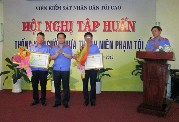 Đồng chí Hoàng Nghĩa Mai – Phó Viện trưởng Thường trực VKSNDTC trao tặng bằng khen của Bộ Kế hoạch và Đầu tư cho các VKSND tỉnh Thừa Thiên - Huế và VKSND tỉnh Hậu Giang