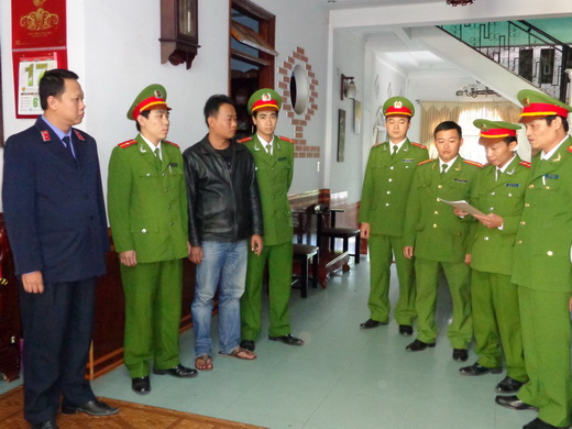 Cơ quan CSĐT công an tỉnh Thừa Thiên Huế đang đọc lệnh bắt bị can để tạm giam, lệnh khám xét chỗ ở của bị can