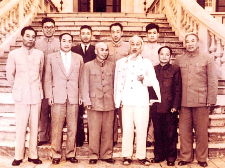 Chủ tịch Hồ Chí Minh cùng đồng chí Hoàng Quốc Việt chụp ảnh lưu niệm với đoàn đại biểu VKSND Trung Quốc