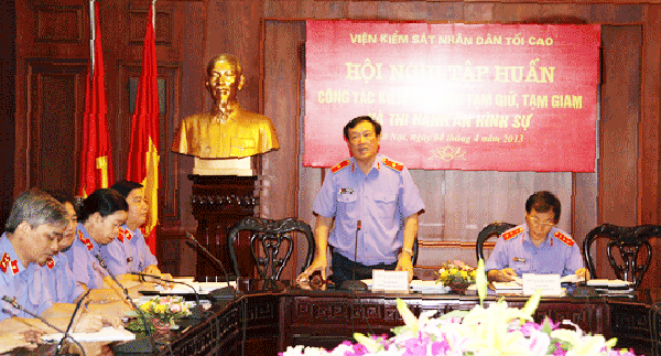 Đồng chí Nguyễn Hòa Bình, Ủy viên Trung ương Đảng, Viện trưởng Viện kiểm sát nhân dân tối cao phát biểu tại hội nghị