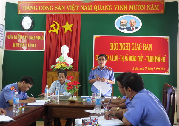 Đồng chí Trần Nhơn Vượng - Phó Viện trưởng VKSND tỉnh phát biểu kết luận tại cuộc họp