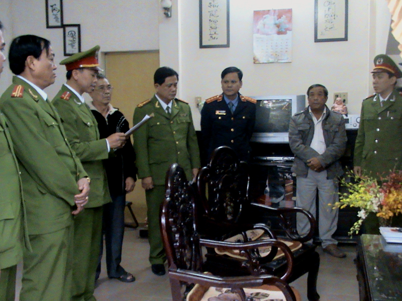 Kiểm sát viên kiểm sát việc bắt tạm giam và khám xét khẩn cấp tại nhà riêng Nguyễn Công Thọ