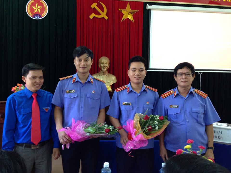 Các đồng chí lãnh đạo tặng hoa chúc mừng Bí thư, Phó Bí thư chi đoàn nhiệm kỳ mới