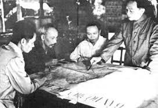 Đại tướng Võ Nguyên Giáp báo cáo Chủ tịch Hồ Chí Minh quyết tâm chiến dịch Điện biên Phủ.