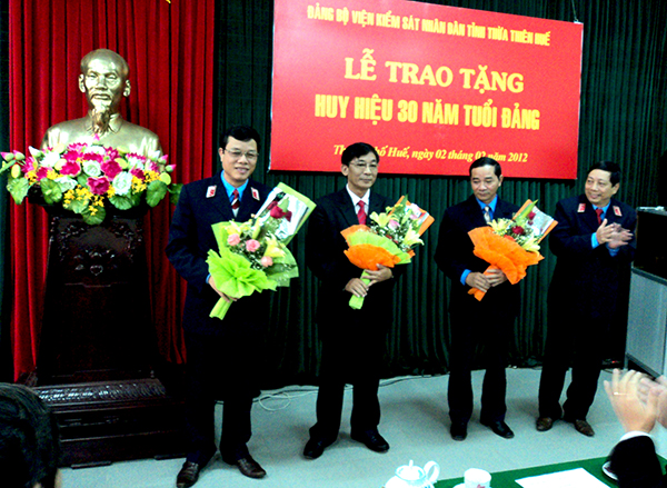 Đ/c Hà Văn Quế (thứ 2 từ phải qua) trong Lễ trao tặng Huy hiệu 30 năm tuổi Đảng (năm 2012)