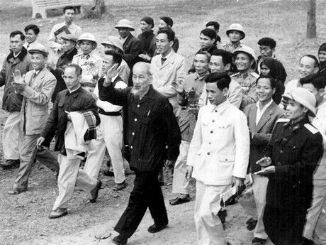 Chủ tịch Hồ Chí Minh về thăm tỉnh Phú Thọ. Ảnh: baophutho.vn