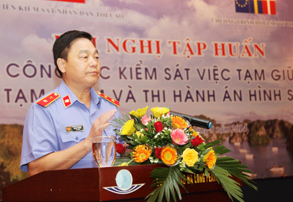 Đ/c Vũ Huy Thuận, Vụ trưởng Vụ kiểm sát việc tạm giữ, tạm giam  và thi hành án hình sự Viện kiểm sát nhân dân tối cao phát biểu tại hội nghị