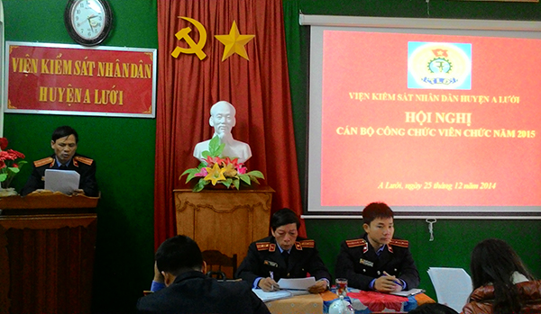 Đồng chí Đinh Văn Bảo - Huyện ủy viên, Bí thư Chi bộ, Viện trưởng Viện KSND huyện A Lưới  báo cáo kết quả công tác chính quyền