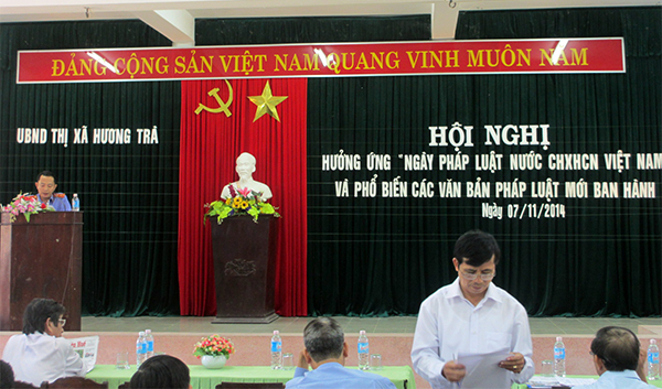 Lãnh đạo Viện KSND thị xã Hương báo cáo chuyên đề tại Hội nghị