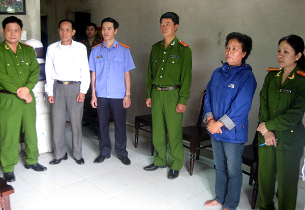 Kiểm sát viên kiểm sát việc bắt tạm giam và khám xét  tại nhà riêng của Nguyễn Thị Lan Hương