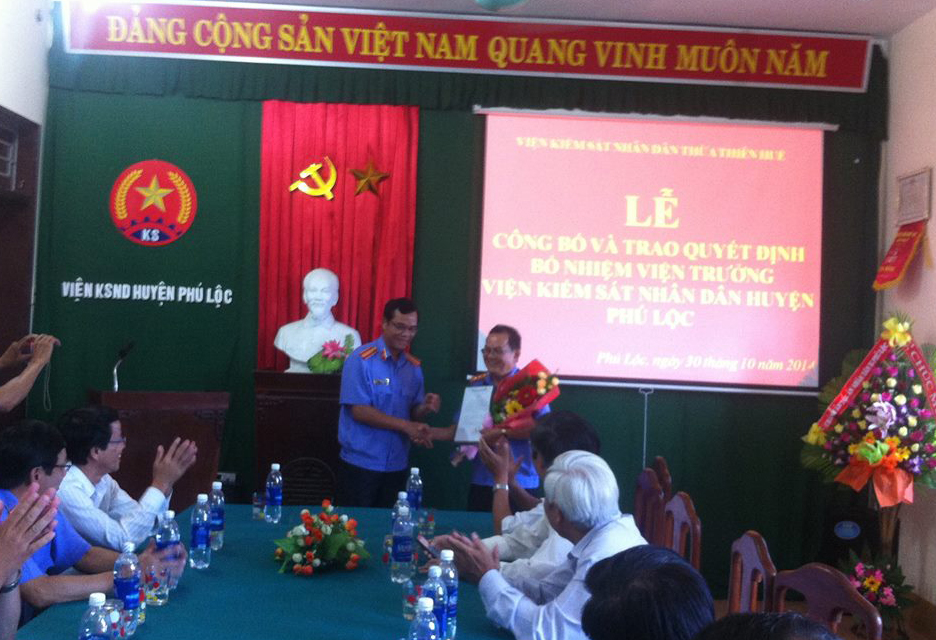Đồng chí Trần Đại Quang - Viện trưởng VKSND tỉnh Thừa Thiên Huế trao  quyết định bổ nhiệm và tặng hoa cho đồng chí Đoàn Quỳnh