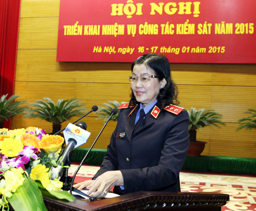 Đồng chí Nguyễn Thị Thủy Khiêm, Phó Viện trưởng VKSNDTC trình bày "Chỉ thị về công tác thi đua, khen thưởng của ngành KSND năm 2015"