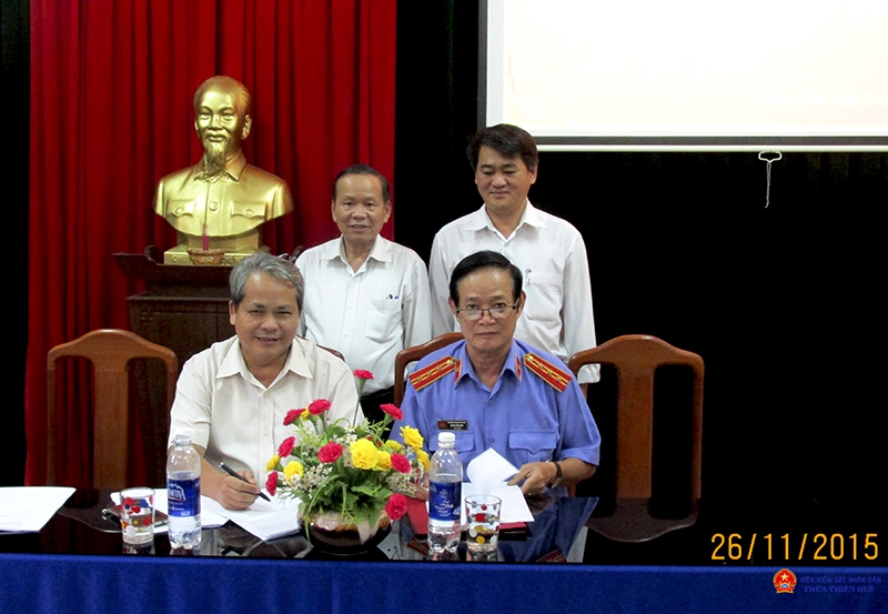 Đồng chí Nguyễn Thôi - UVTV Huyện ủy, Chủ tịch UBMTTQVN huyện và đồng chí Đoàn Văn Năm - Viện trưởng ký kết quy chế phối hợp giữa hai đơn vị.