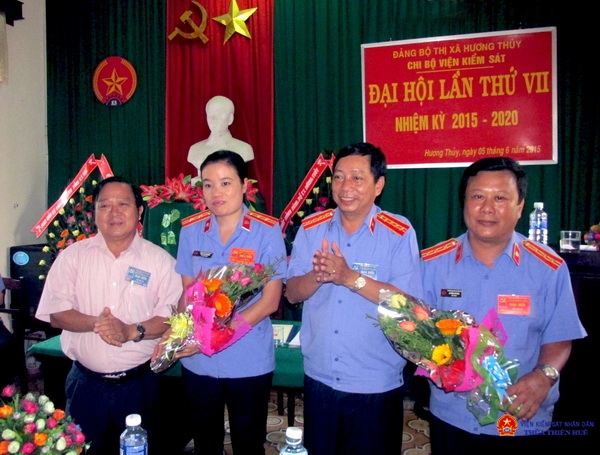 Các đồng chí trương Minh Tiến và Trần Nhơn Vượng tặng hoa chúc mừng Bí thư, Phó bí thư Chi bộ nhiệm kỳ 2015 - 2020