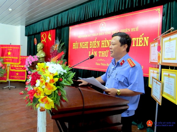 Đồng chí Lê Hồng Phương - Viện trưởng Viện kiểm sát nhân dân Thị xã Hương Thủy trình bày tham luận của đơn vị