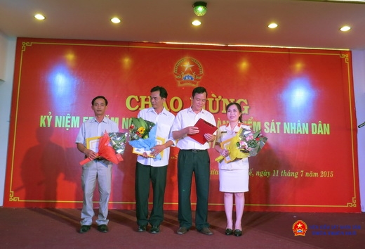 Đồng chí Trần Đại Quang - Viện trưởng VKSND tỉnh trao Giấy khen cho các thành viên giành giải ba trong Hội thi "Chúng tôi là kiểm sát viên" cụm 3 tại Thành phố Đà nẵng.