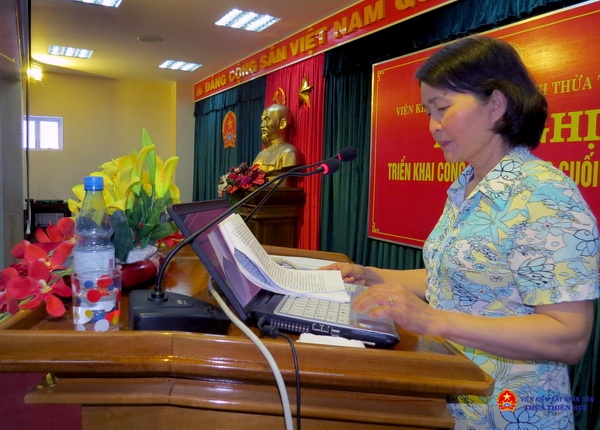 Đồng chí Nguyễn Thị Yến - UVTV, Trưởng Ban Tuyên giáo Đảng ủy Khối báo cáo, quán triệt những nội dung cơ bản của Nghị quyết Hội nghị Trung ương 11 (khóa XI)