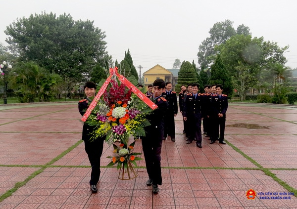 Dâng hoa trước tượng đài Đại tướng Nguyễn Chí Thanh