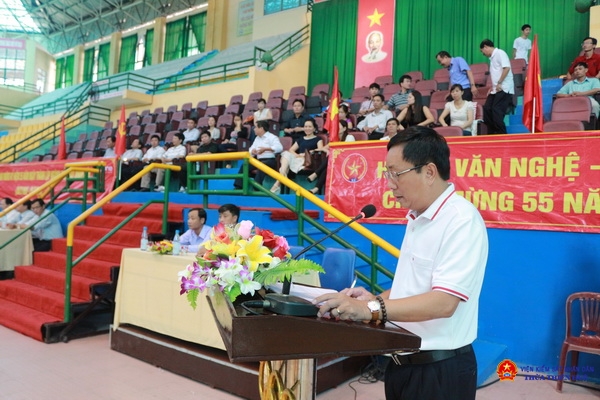 Đồng chí Trần Nhơn Vượng - Phó Viện trưởng Viện KSND tỉnh đọc diễn văn khai mạc giải