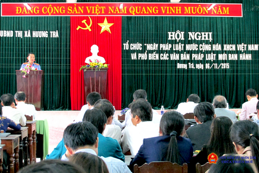 Viện trưởng Viện KSND thị xã Hương báo cáo tại Hội nghị