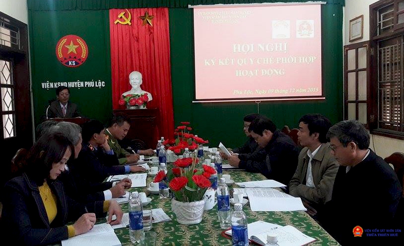 Đồng chí Nguyễn Minh – Chủ tịch BTT UBMTTQVN huyện báo cáo tổng kết 10 năm thực hiện Quy chế phối hợp với VKSND huyện