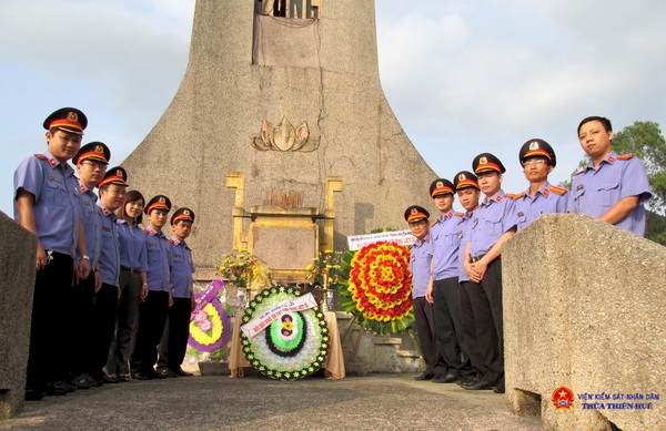 Công đoàn, Cơ quan và Chi đoàn VKSND huyện Phú Lộc dâng hương và vòng hoa tưởng niệm tại đài liệt sỹ huyện sáng ngày 24/3/2015