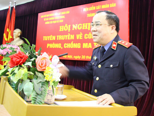 Đồng chí Trần Đức Phong, Phó Trưởng Ban Chỉ đạo các chương trình phòng, chống tội phạm và tệ nạn xã hội ngành Kiểm sát nhân dân, Vụ trưởng Vụ THQCT và KSĐT án ma túy (Vụ 1C) phát biểu tại Hội nghị