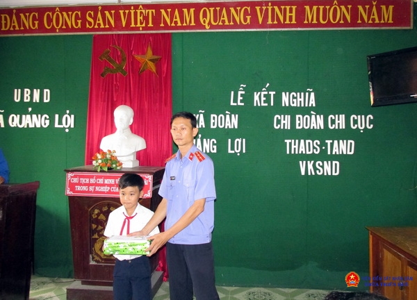 Trao quà cho học sinh có hoàn cảnh đặc biệt khó khăn