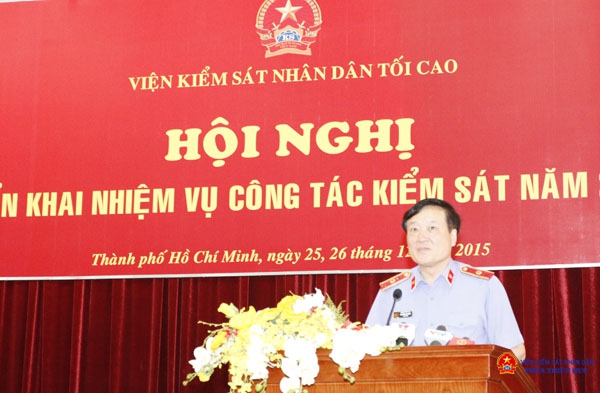 Đồng chí Nguyễn Hòa Bình, Ủy viên Trung ương Đảng,  Viện trưởng Viện kiểm sát nhân dân tối cao phát biểu tại hội nghị triển khai nhiệm vụ công tác kiểm sát năm 2016