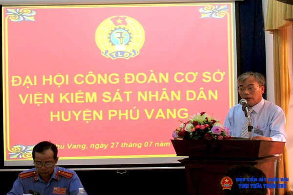 Đồng chí Dương Viết Hiền – Huyện ủy viên, Chủ tịch LĐLĐ Huyện phát biểu tại Đại hội
