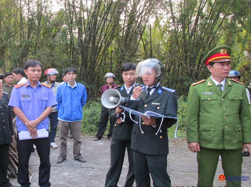Kiểm sát viên VKSND huyện Phú Vang tham gia kiểm sát việc cưỡng chế Thi hánh án.