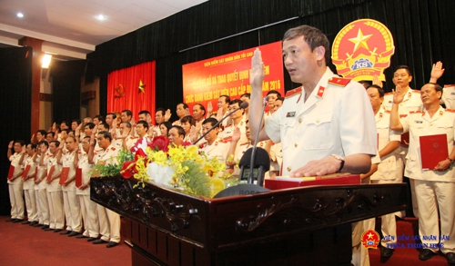 Đồng chí Nguyễn Quang Thành, Kiểm sát viên cao cấp Viện kiểm sát nhân dân thành phố Hà Nội đọc lời tuyên thệ