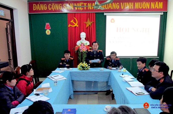 Đồng chí Hoàng Phương Thảo – Thị uỷ viên, Bí thư chi bộ, Viện trưởng VKSND Thị xã Hương Trà điều hành Hội nghị