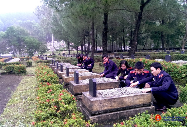 Chi đoàn Viện kiểm sát thành phố Huế đã tổ chức dâng hương tại nghĩa trang liệt sĩ thành phố Huế.