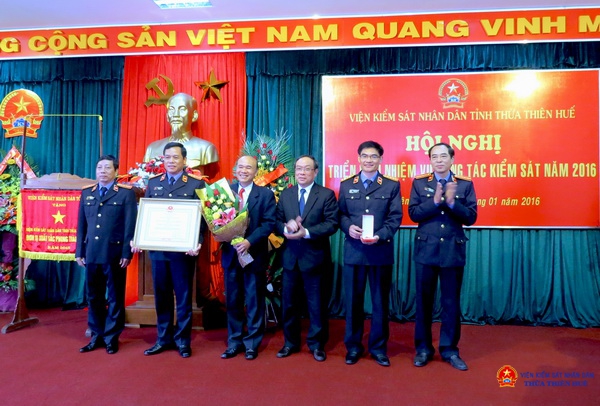 Đồng chí Nguyễn Văn Cao, Phó Bí thư Tỉnh ủy, Chủ tịch UBND tỉnh Thừa Thiên Huế trao Huân chương lao động hạng 2 cho Viện kiểm sát nhân dân tỉnh Thừa Thiên Huế
