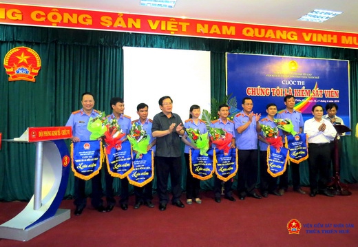 Đồng chí Phan Văn Quang, Ủy viên Thường vụ Tỉnh ủy, Chủ nhiệm Ủy ban kiểm tra Tỉnh ủy tặng cờ lưu niệm cho các đội tham dự cuộc thi